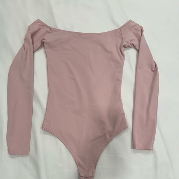 Babaton Contour Off The Shoulder Bodysuit (Dusty Rose) - Picture 2 of 2
